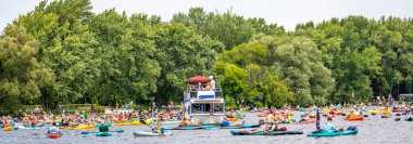 Wausau, Wisconsin, ABD - 27 Temmuz, 2024: 10 Geleneksel Kürek Bar Sürünme Wausau, Panorama