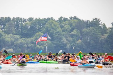 Wausau, Wisconsin, ABD - 27 Temmuz, 2024: 10 Geleneksel Kürek Bar Sürünme Wausau, Panorama