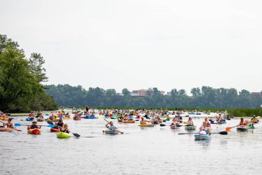 Wausau, Wisconsin, ABD - 27 Temmuz, 2024: 10 Geleneksel Kürek Bar Sürünme Wausau, Panorama