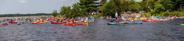 Wausau, Wisconsin, ABD - 27 Temmuz, 2024: 10 Geleneksel Kürek Bar Sürünme Wausau, Panorama