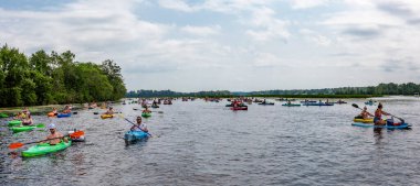 Wausau, Wisconsin, ABD - 27 Temmuz, 2024: 10 Geleneksel Kürek Bar Sürünme Wausau, Panorama