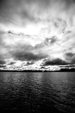 Wisconsin 'de bulutlu bir günün siyah beyaz fotoğrafı, dikey