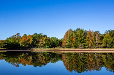 Nokomis Gölü 'ndeki renkli ağaçlar, Tomahawk Wisconsin Eylül' ün sonunda, yatay