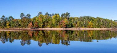 Nokomis Gölü 'ndeki renkli ağaçlar, Tomahawk Wisconsin Eylül' ün sonunda, yatay