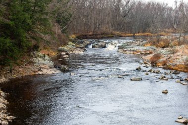 Marathon ilçesi Wisconsin 'deki Rib Falls County Parkı' ndaki Big Rib River yatay.