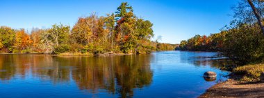 Ekim ayı başlarında Wisconsin Nehri üzerindeki renkli ağaçlar, panorama