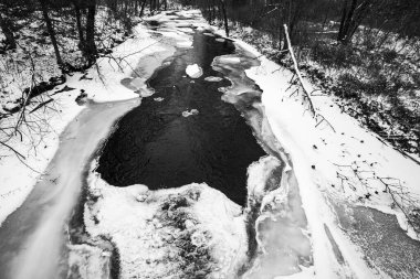 Wisconsin 'in merkezinde kısmen donmuş Yeni Ahşap Nehir siyah beyaz ve yatay