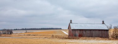 Eski kırmızı ahır ve Wisconsin 'de karlı tarlalar, panorama