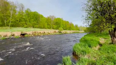 Wisconsin şehir merkezindeki Prairie Nehri Bir bahar günü
