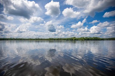 Kuzey Wisconsin 'de gökkuşağı yağmuru yaz boyunca bulutları yatay yansıtıyor.