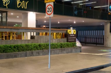 Brisbane, Queensland 'deki bir binanın önündeki 20 km hız tabelası