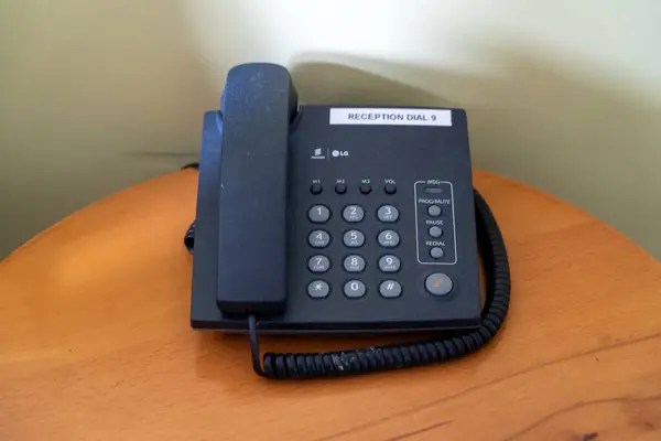 Masada sabit bir telefon var.