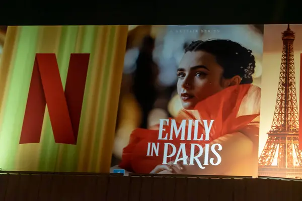 Emily Paris Netflix reklam panosunda