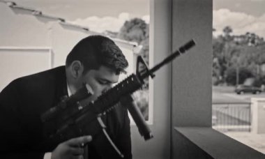 Hitman suikast için tüfeğini topluyor.