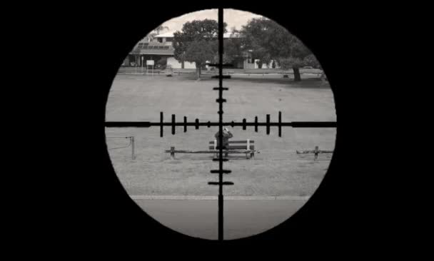 Pov Eines Attentäters Zielfernrohr Des Gewehrs Das Auf Sein Ziel — Stockvideo