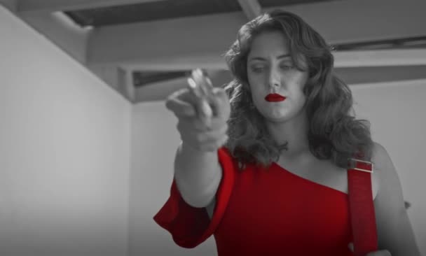 Femme Fatale Tötet Einen Mann Mit Ihrem Revolver — Stockvideo