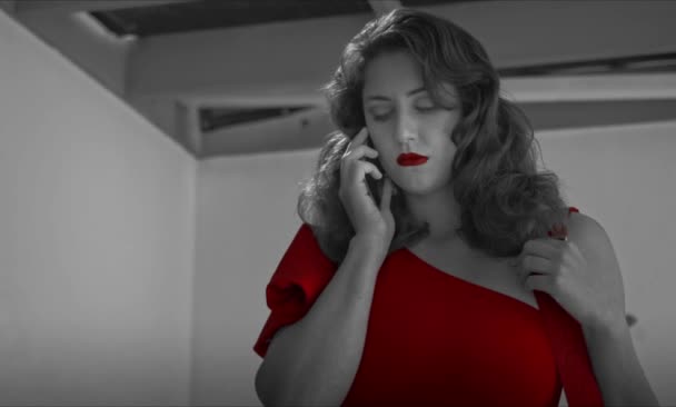 Femme Fatale Закінчує Дзвінок — стокове відео