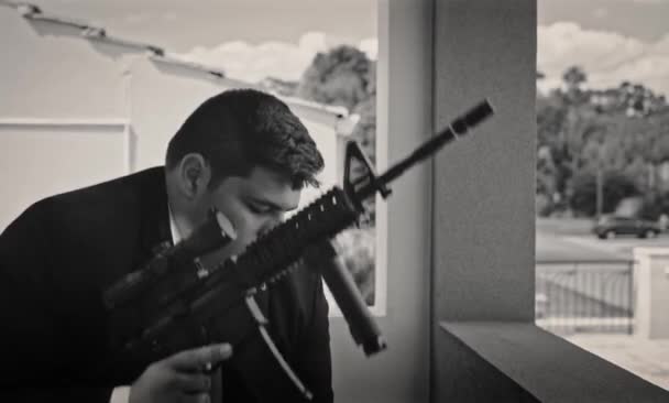 Hitman Assembla Suo Fucile Assassinio — Video Stock