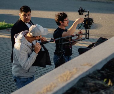 Arka planda, Avustralyalı bağımsız bir kısa film yapımı olan 