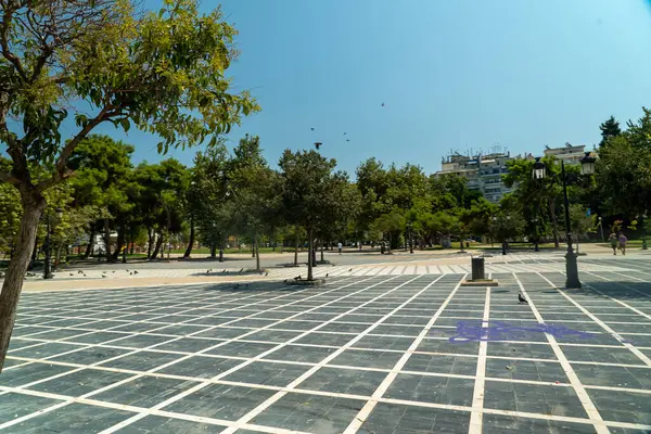 Yunanistan 'ın Selanik kentindeki binalar ve yeşillikler.