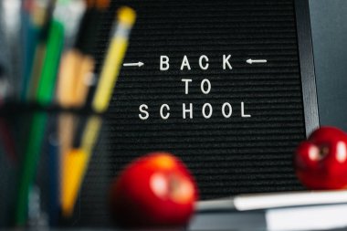 Elma ve Erzakla Okul Başlama Konsepti