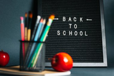 Kalem ve Elmalarla çevrili Okul Harf Tahtasına Dönüş