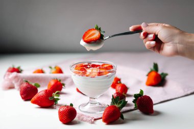 Kremalı Yunan yoğurdu ve sulu çileklerden yapılan besleyici atıştırmalıklar, kahvaltı, spor ve diyet temaları için idealdir..