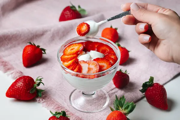Lezzetli bir tatlı bardağında taze çilek ve yoğun Yunan yoğurdu, bir kaşık da tadını çıkarmaya hazır. Temiz yemek konsepti..