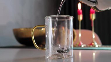 Cam Bardakta Gevşek Yapraklı Arakçı