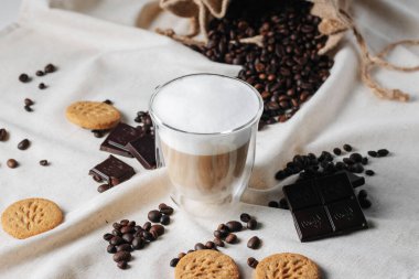 Kahve ve beyaz arka planda bir fincan kahve..