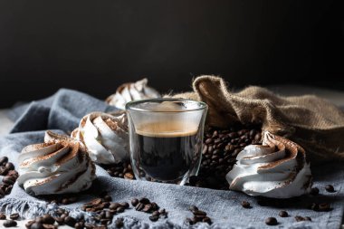 Siyah arka planda kahve fincanı. seçici odak.