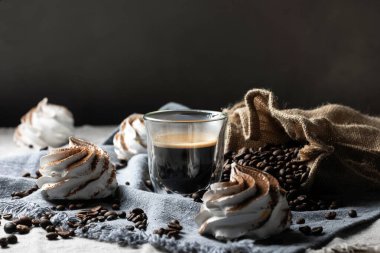 Kahve çekirdekli kahve fincanı