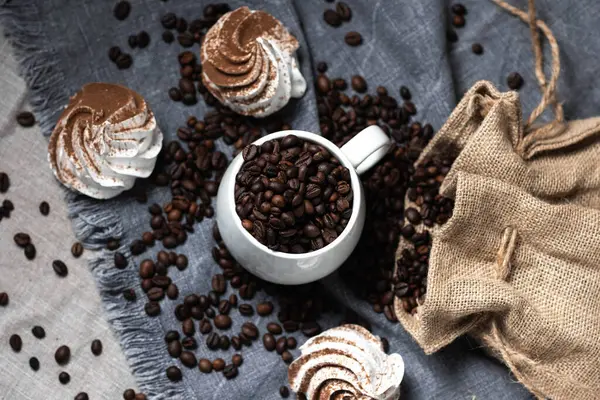 Masanın üzerinde siyah kahve ve fasulye var.