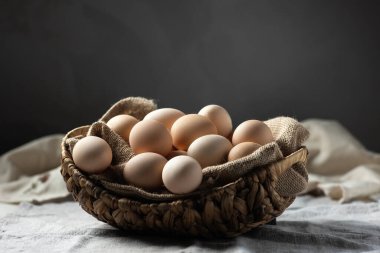 Taze tavuk yumurtaları sepette