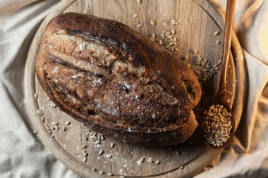 Çamaşır bezi ve kesim tahtasında ev yapımı Rus ekmeği.