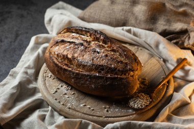 Taze pişmiş buğday taneli ve tahta kaşıklı Artisan Ekmeği