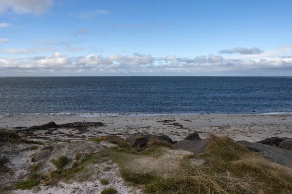 Das Inselmeer Als Teil Des Atlantiks Ruhiger Strand Und Dunkelblaues — Stockfoto