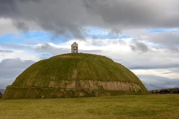 Thufa Hill yerel folklora dayanarak meditasyon ve sükunet için bir yerdir. Yeşil çimlerle kaplı. Yağmurlu bulutlu gökyüzü. Grandi, Reykjavik Limanı, İzlanda