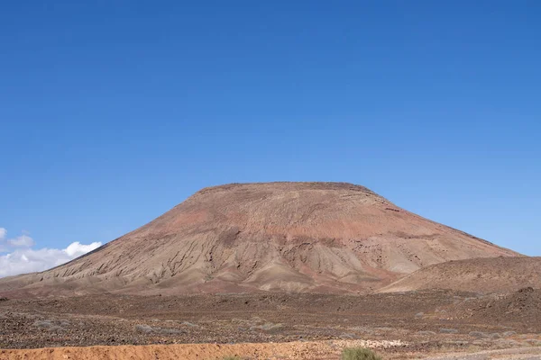 令人印象深刻的红马尾辫 蒙大拿州罗哈 被沙漠包围 冬天明亮的蓝天 山脚下点缀着白云 Corralejo Fuerteventura 加那利群岛 — 图库照片