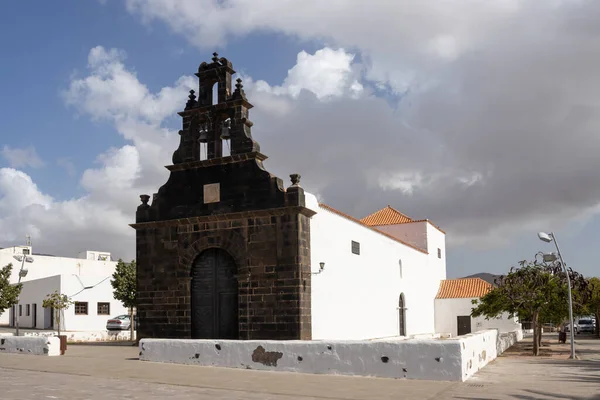 Parish Saint Anna Parroquia Santa Ana 교회는 공원에 벽으로 장식되어 — 스톡 사진