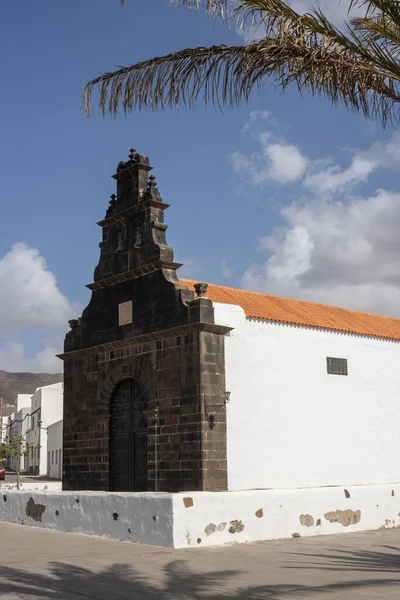 Parish Saint Anna Parroquia Santa Ana 교회는 공원에 벽으로 장식되어 — 스톡 사진