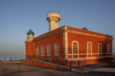 Bir yerde üç deniz feneri, donanma seyrüsefer geçmişini gösteriyor. Adanın kuzeybatısında. İki yaşlıya bak. El Cotillo, Fuerteventura, Kanarya Adaları, İspanya.