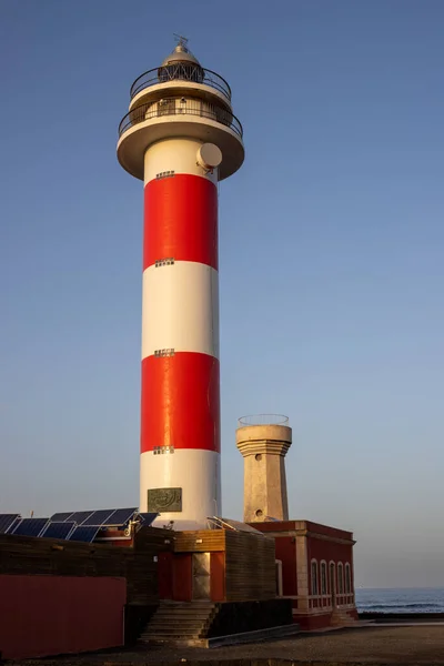 白と赤のストライプの伝統的なデザイン 島の北西部にある3つの灯台の最新のもの カナリア諸島フエルコティロ島 — ストック写真