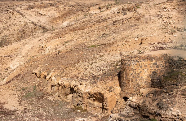 Ruiny Małego Okrągłego Budynku Kamieni Położonego Wzgórzu Otaczającego Zbiornik Słodkiej — Zdjęcie stockowe