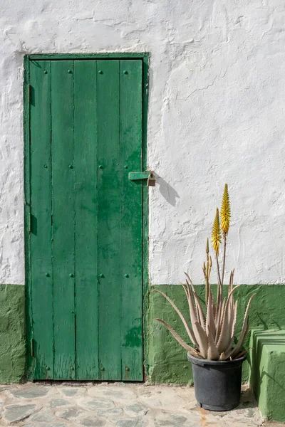 Geschlossene Grüne Holztür Hängendes Schloss Weiße Fassade Und Grüne Details — Stockfoto