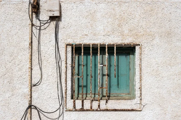 緑の古い木製のシャッターで窓を閉めた 錆びたグリッド部分的に壊れてる 白いファサードから ケーブルをぶら下げて モリノス フエルテベントゥラ島 カナリア諸島 — ストック写真