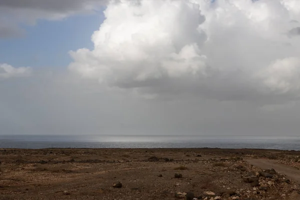 浅褐色的土壤 布满了石头和岩石 在该岛西海岸的大西洋沿岸 冬天乌云密布 西海岸 Playa Jarubio地区 Fuerteventura — 图库照片