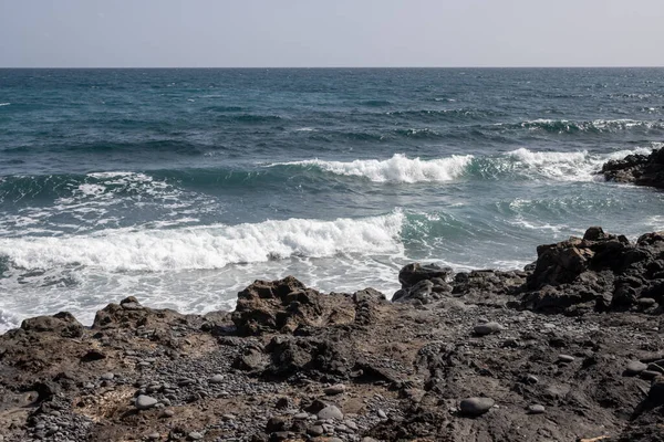 Oceano Atlântico Com Ondas Pequenas Pedras Negras Costa Céu Azul — Fotografia de Stock