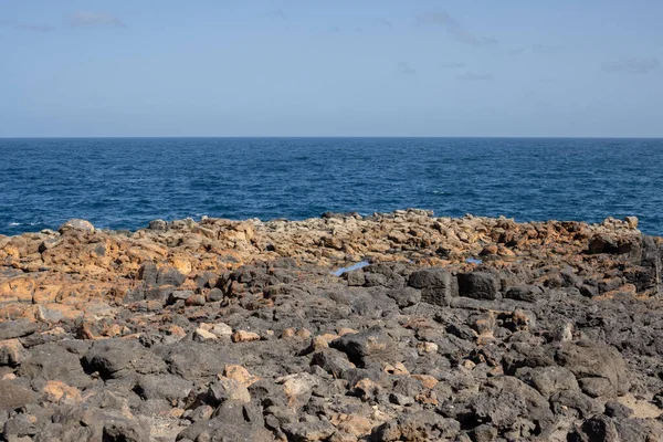Rocas Color Marrón Oscuro Costa Del Océano Atlántico Cielo Azul —  Fotos de Stock