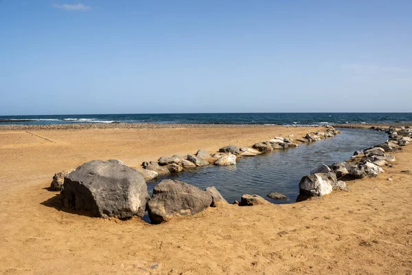 Piscina Natural Como Baía Numa Praia Areia Emoldurado Por Pedras — Fotografia de Stock